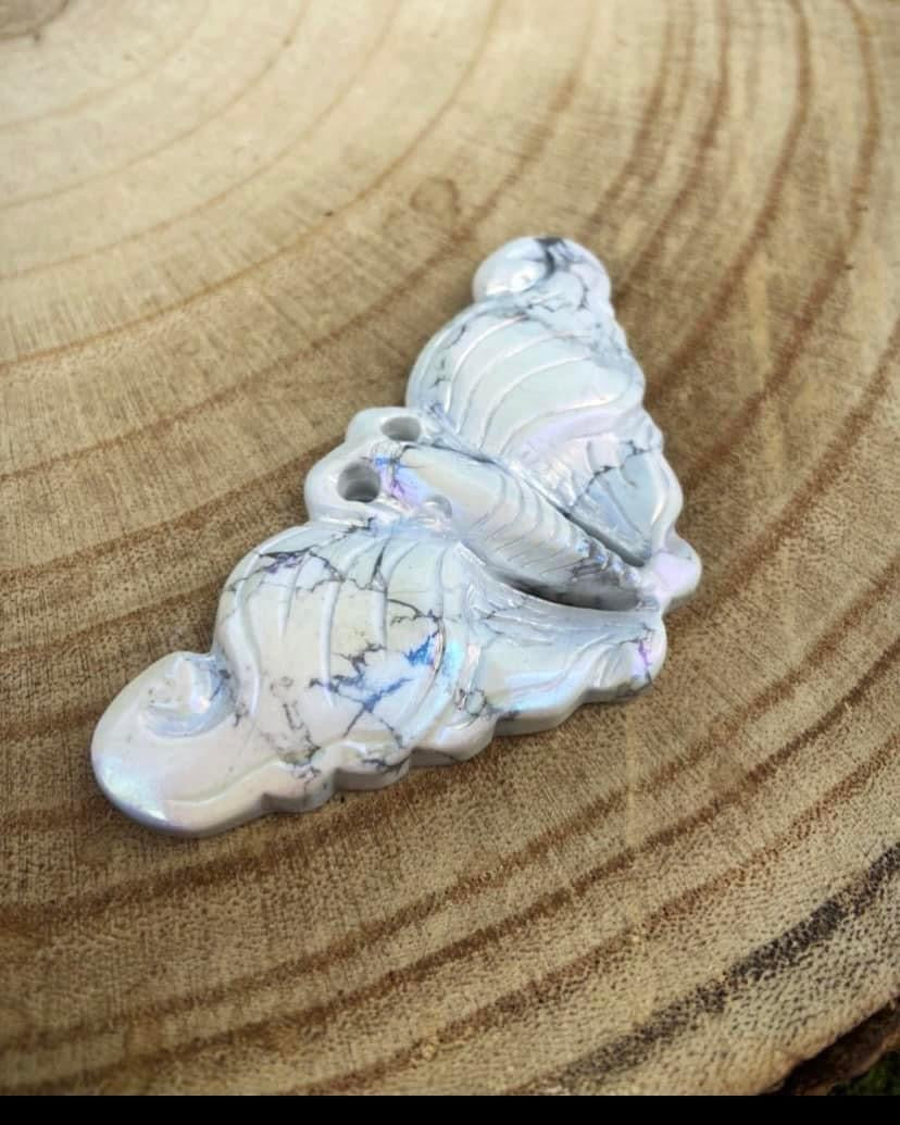 Aura Howlite Moth