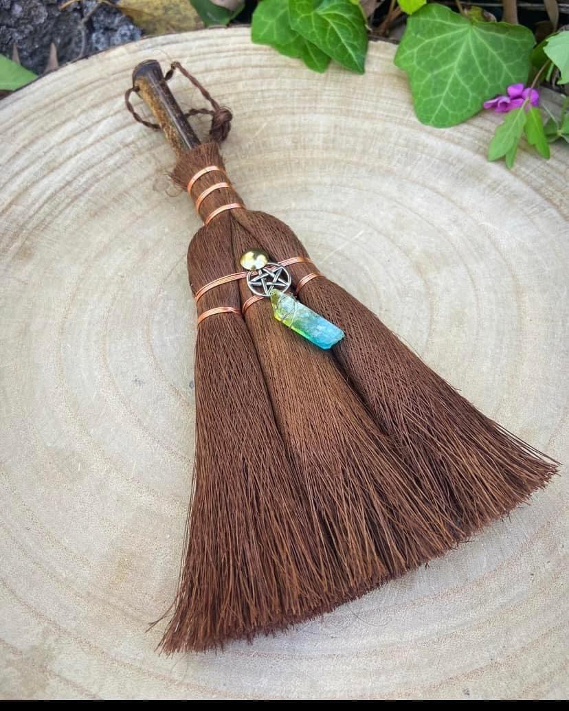 Aura Quartz Broom